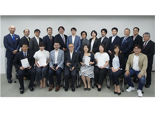 受賞者（前列）とＪＥＣＣＩＣＡの理事・講師